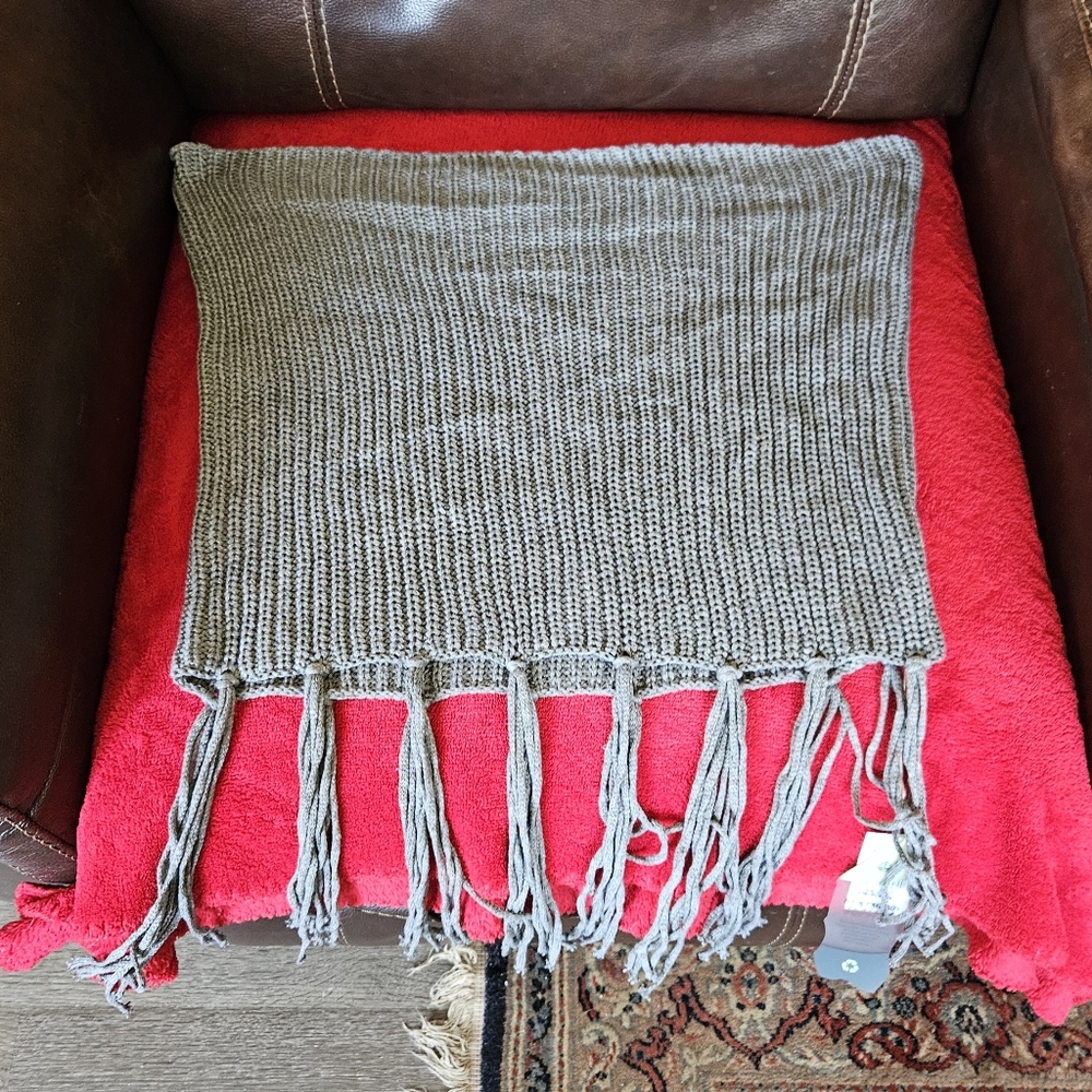 Elegant Gray Knit Scarf with Fringe